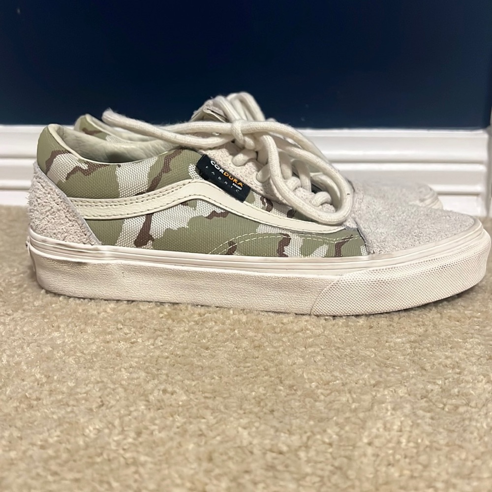 Woman camo low top Vans